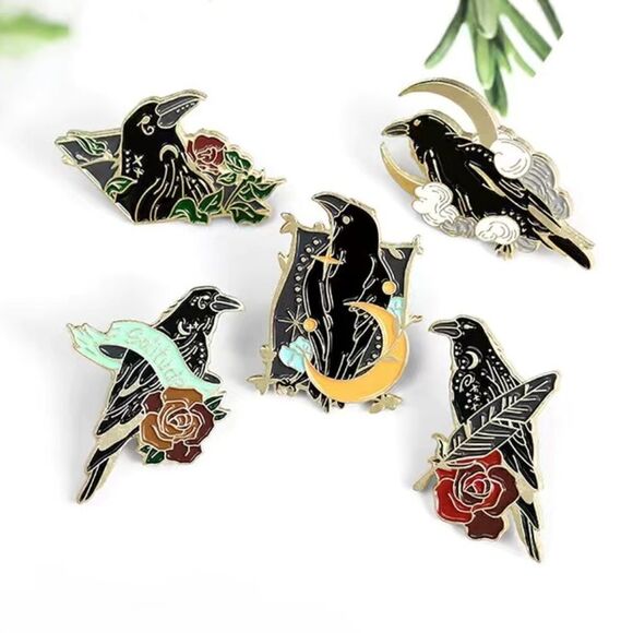 Raven with moon enamel pin - Picture 5 of 5